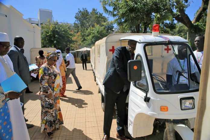 Évacuation des malades des zones rurales : La Première Dame, KÉÏTA Aminata MAÏGA reçoit des ambulances tricycles médicalisés du Groupe Togola SA