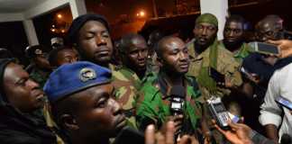 Issiaka Ouattara (c), porte-parole des soldats insurgés, parle aux journalistes après les négociations avec le ministre chargé de la Défense, à Bouaké, le 7 janvier 2017.