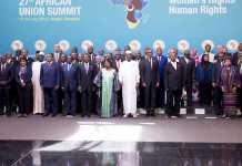 Les chefs d'Etat des pays membres de l'Union africaine autour d'Idriss Déby, président en exercice de l'organisation et de N. Dlamini-Zuma, présidente de la Commission, en juillet 2016.