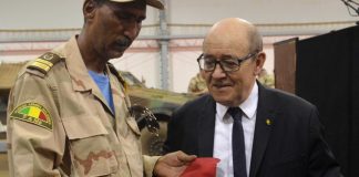 Jean-Yves Le Drian a rendu visite aux soldats du Mécanisme opérationnel de Coordination à Gao, le 25 février 2017. © AFP