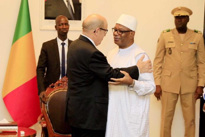 KOULOUBA : Le Président de la République, Ibrahim Boubacar KÉÏTA a reçu, en début de soirée, M. Jean-Yves Le Drian, venu faire ses adieux.