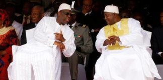 Macky Sall (g) et Adama Barrow (d) au Stade de l'Indépendance de Bakau, en Gambie, le 18 février 2017.