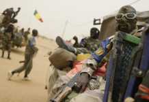 Un soldat malien, sur la route entre Gao et Kidal, en juillet 2013. © AFP PHOTO / KENZO TRIBOUILLARD