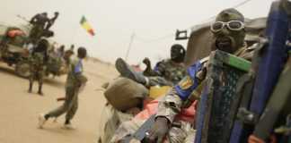 Un soldat malien, sur la route entre Gao et Kidal, en juillet 2013. © AFP PHOTO / KENZO TRIBOUILLARD