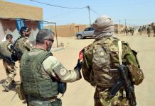 Des soldats français de Barkhane et des ex-rebelles de la CMA dans les rues de Kidal, dans le nord du Mali, le 25 octobre 2016.