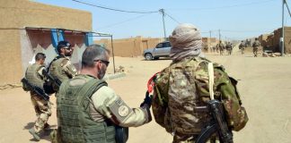 Des soldats français de Barkhane et des ex-rebelles de la CMA dans les rues de Kidal, dans le nord du Mali, le 25 octobre 2016.