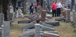 Le 21 février 2017, plus de 170 tombes juives avaient déjà été profanées dans un cimetierre des environs de Saint-Luois, dans le Missouri.