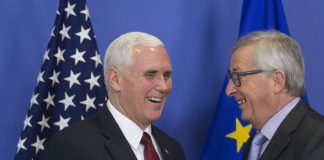 Publié le 20 février 2017 à 06h32 | Mis à jour à 07h36 Les États-Unis fermement aux côtés de l'UE, selon Mike Pence Le vice-président américain, Mike Pence, et le président... (Photo AP) Agrandir Le vice-président américain, Mike Pence, et le président de la Commission européenne, Jean-Claude Juncker, le 20 février à Bruxelles. PHOTO AP