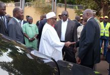 Le Président Ibrahim Boubacar accueilli par le Premier ministre Modibo Kéita le 26 Mars 2017 au Monument des Martyrs (P-RM)