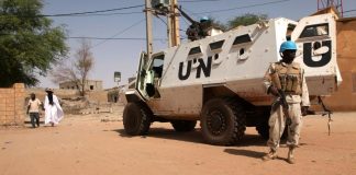 Un casque bleu de la Minusma, à Tombouctou, le 19 septembre 2016. © SEBASTIEN RIEUSSEC / AFP