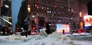 Times Square à New-York lors d'une tempête de neige le 14 mars 2017 / © AFP / Jewel SAMAD