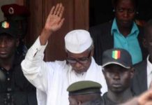 Au premier jour de son procès, l'ancien président tchadien Hissène Habré a crié sa colère vis-à-vis du tribunal et a dû être maitrisé par les forces de l'ordre.