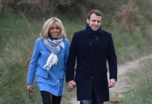 Emmanuel Macron et Brigitte, le 22 avril 2017,au Touquet. AFP PHOTO / Eric FEFERBERG / ALTERNATIVE CROP - AFP