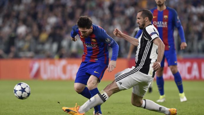 Lionel Messi déséquilibré par Giorgio Chiellini lors de Juventus-Barça en Ligue des champions. Reuters / Giorgio Perottino Livepic