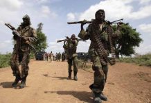 Patrouille de soldats somaliens au nord de la capitale Mogadiscio, en juillet 2012