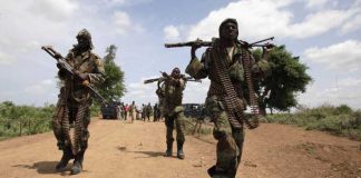 Patrouille de soldats somaliens au nord de la capitale Mogadiscio, en juillet 2012