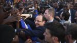 Le président François Hollande accueilli en héros au Mali, le samedi 2 février 2013.