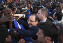 Le président François Hollande accueilli en héros au Mali, le samedi 2 février 2013.