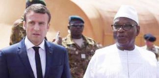 Le président français Emmanuel Macron accueilli à Gao par son homologue malien, IBK, le 19 mai 2017. Christophe Petit Tesson / Pool / AFP