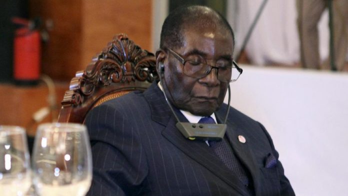 Le président zimbabwéen, Robert Mugabe, assoupi lors du dîner officiel du sommet Afrique-France, le 13 janvier à Bamako.