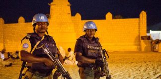 Deux Casques bleus à Tombouctou. © LUCA PISTONE / NOTIMEX/ LUCA PISTONE