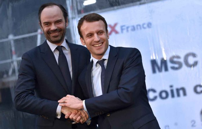 Edouard Philippe et Emmanuel macron, le 1er février 2016, à Saint-Nazaire. - LOIC VENANCE / AFP
