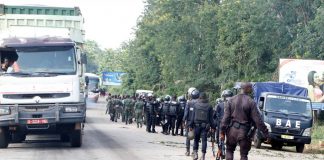 Patrouille des forces de sécurité ivoiriennes à Bouaké, mardi 23 mai 2017, après les incidents survenus le même jour autour d'une manifestation d'ex-rebelles démobilisés.