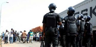 Des policiers face à d'anciens rebelles mécontants qui bloquent une route à Bouaké, le 22 mai 2017 / © AFP/Archives / STR