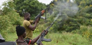 Des soldats mutins, le 15 mai 2017 dans un camp militaire de Bouaké en Côte d'Ivoire / © AFP / ISSOUF SANOGO