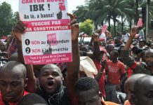 Manifestation d'opposants à la réforme de la Constitution le 17 juin à Bamako. Le slogan «Touche pas à ma constitution» a été décliné en tee-shirts et en chanson avec Master Soumy. © Habibou KOUYATE/AFP