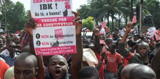 Manifestation d'opposants à la réforme de la Constitution le 17 juin à Bamako. Le slogan «Touche pas à ma constitution» a été décliné en tee-shirts et en chanson avec Master Soumy. © Habibou KOUYATE/AFP