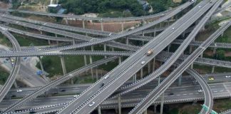 Des automobilistes conduisent sur l'échangeur de Chongqining dans le sud ouest de la Chine, le 3 juin 2017 / © AFP / Fred DUFOUR