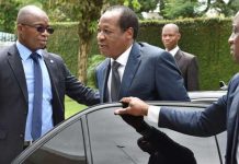 L’ex-président burkinabé Blaise Compaoré, ici en visite d’Etat à Abidjan en 2016, est poursuivi par la justice de son pays avec 31 ministres de son gouvernement pour la répression de l’insurrection populaire d’octobre 2014 alors qu’il était premier ministre. CRÉDITS : ISSOUF SANOGO / AFP