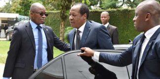 L’ex-président burkinabé Blaise Compaoré, ici en visite d’Etat à Abidjan en 2016, est poursuivi par la justice de son pays avec 31 ministres de son gouvernement pour la répression de l’insurrection populaire d’octobre 2014 alors qu’il était premier ministre. CRÉDITS : ISSOUF SANOGO / AFP