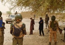 Des militaires maliens, dans le village de Bintagoungou, à quelque 80 km de Timbouctou.PHILIPPE DESMAZES / AFP