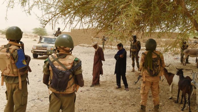 Des militaires maliens, dans le village de Bintagoungou, à quelque 80 km de Timbouctou.PHILIPPE DESMAZES / AFP