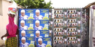 Des affiches électorales placardées sur le portail d'une école de Dakar le 28 mai 2017. © SEYLLOU / AFP