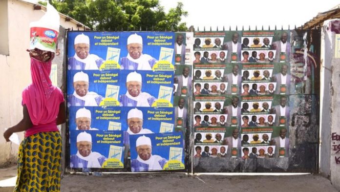 Des affiches électorales placardées sur le portail d'une école de Dakar le 28 mai 2017. © SEYLLOU / AFP