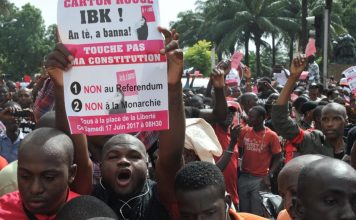 Manifestation d'opposants à la réforme de la Constitution le 17 juin à Bamako. Le slogan «Touche pas à ma constitution» a été décliné en tee-shirts et en chanson avec Master Soumy. © Habibou KOUYATE/AFP