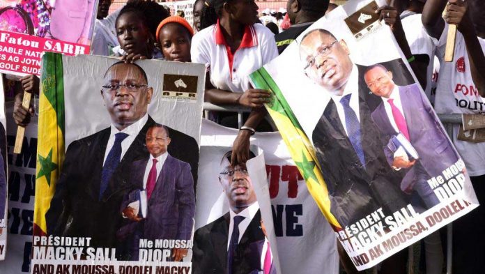 Des supporters du président Macky Sall lors de la campagne pour les législatives du 30 juillet 2017 au Sénégal. © SEYLLOU / AFP