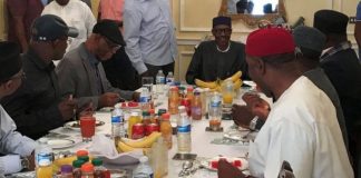 Le président nigérian Muhammadu Buhari (centre) déjeune à Abuja House à Londres