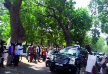 Koulikoro : Les femmes des licenciés de l’Huicoma bloquent le cortège présidentiel