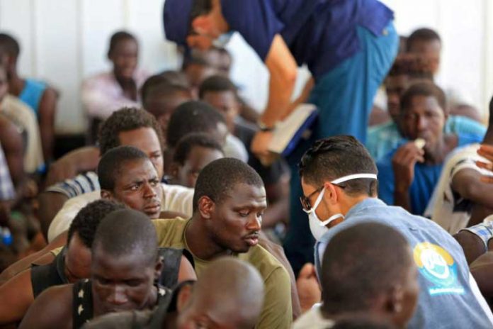 Au moins 150 migrants ont été secourus au large des côtes ouest de la Libye le 24 juillet 2017 / © AFP / MAHMUD TURKIA