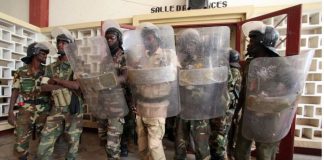 Des policiers tchadiens au palais de justice de N'Djamena.