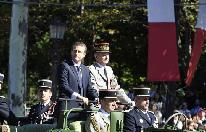 Le président de la République Emmanuel Macron et le chef d'état-major des Armées Pierre de Villiers lors du défilé sur les Champs-Elysées à Paris le 14 juillet 2017. — DELALANDE/SIPA