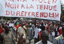 Le gouvernement a bon espoir que l'opposition au référendum s'essouffle progressivement. © AFP/Habibou Kouyate