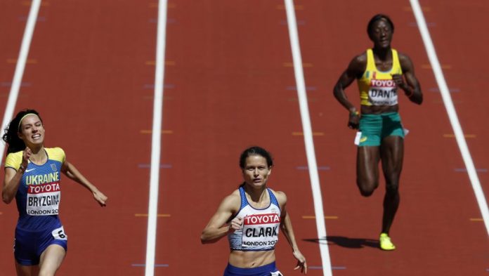 La Malienne Djénébou Danté (à droite) en séries du 400 mètres, aux Championnats du monde d'athlétisme 2017 Adrian DENNIS / AFP