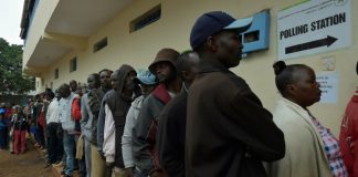 Des Kényans font la queue pour aller voter à Gatundu, le 8 août 2017 / © STR/AFP / SIMON MAINA