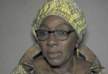 Sy Kadiatou Sow, co-fondatrice et présidente de la plateforme Antè A Bana (Touche pas à ma Constitution). © Capture d'écran Youtube