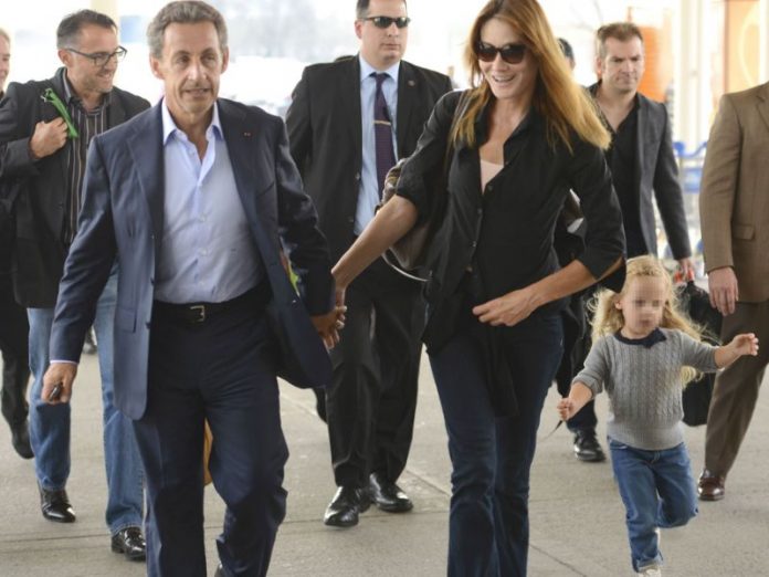 Quand il accompagne sa fille Giulia à l'école, Nicolas Sarkozy s'est aperçu d'un petit détail qui pique.